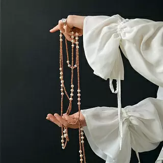 Как выбрать подходящее украшение к вырезу платья?