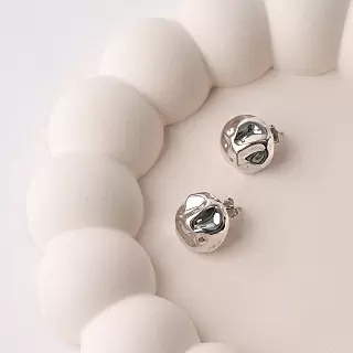 Возвращение минимализма: как носить лаконичные украшения и оставаться в тренде